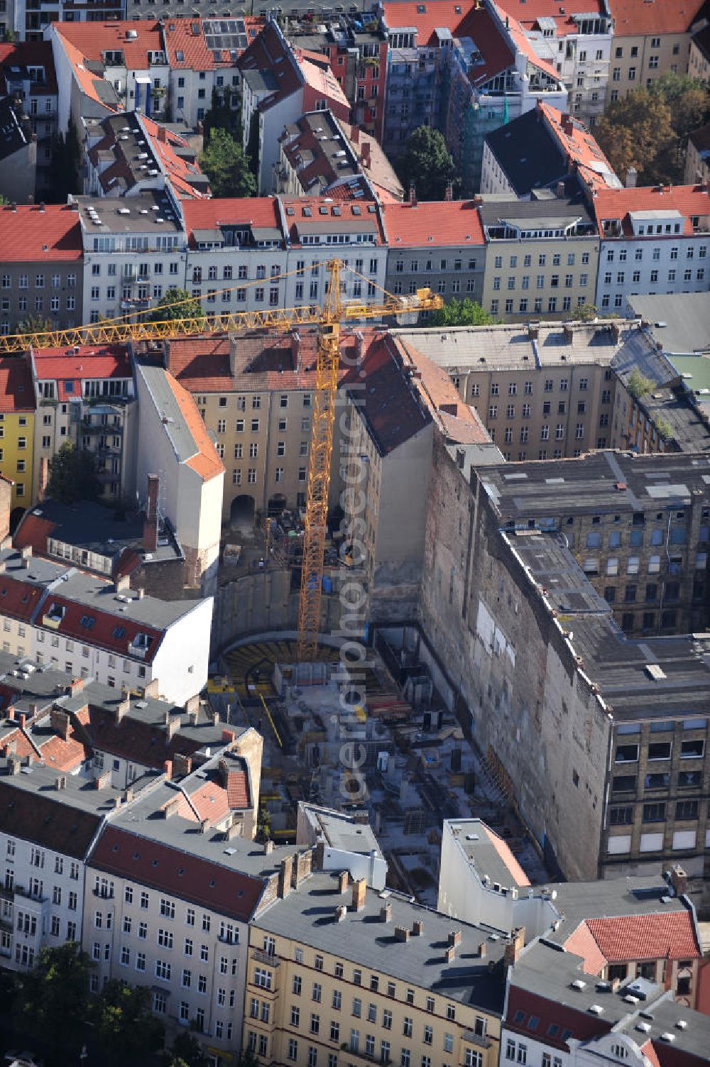 Aerial image Berlin - Baustelle vom Umbau des ehemaligen Secura-Werk für Fein- und Elektromechanik in der Fehrbelliner Straße 47-48, Berlin-Mitte. Es entstehen etwa 150 Wohnungen zwischen 31 - 297 qm. Ein Projekt der Licon Unternehmensgruppe. Building site from the renovation of the Secura plant for fine and electromechanics. About 150 dewellings between 31 - 297 square meter arise.