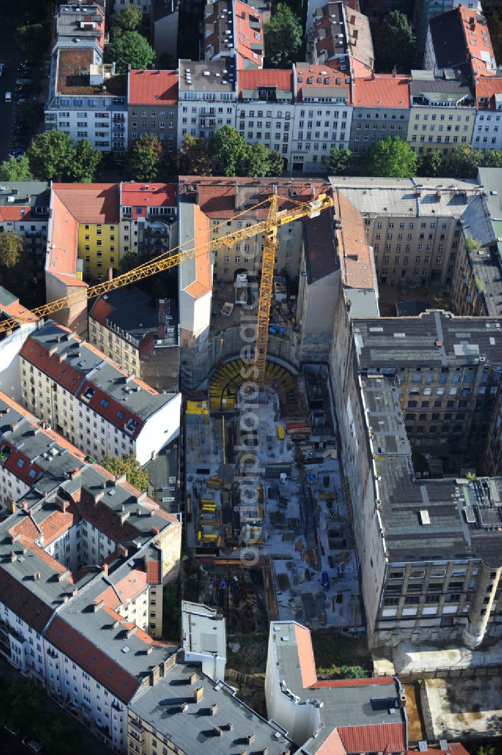 Berlin from the bird's eye view: Baustelle vom Umbau des ehemaligen Secura-Werk für Fein- und Elektromechanik in der Fehrbelliner Straße 47-48, Berlin-Mitte. Es entstehen etwa 150 Wohnungen zwischen 31 - 297 qm. Ein Projekt der Licon Unternehmensgruppe. Building site from the renovation of the Secura plant for fine and electromechanics. About 150 dewellings between 31 - 297 square meter arise.