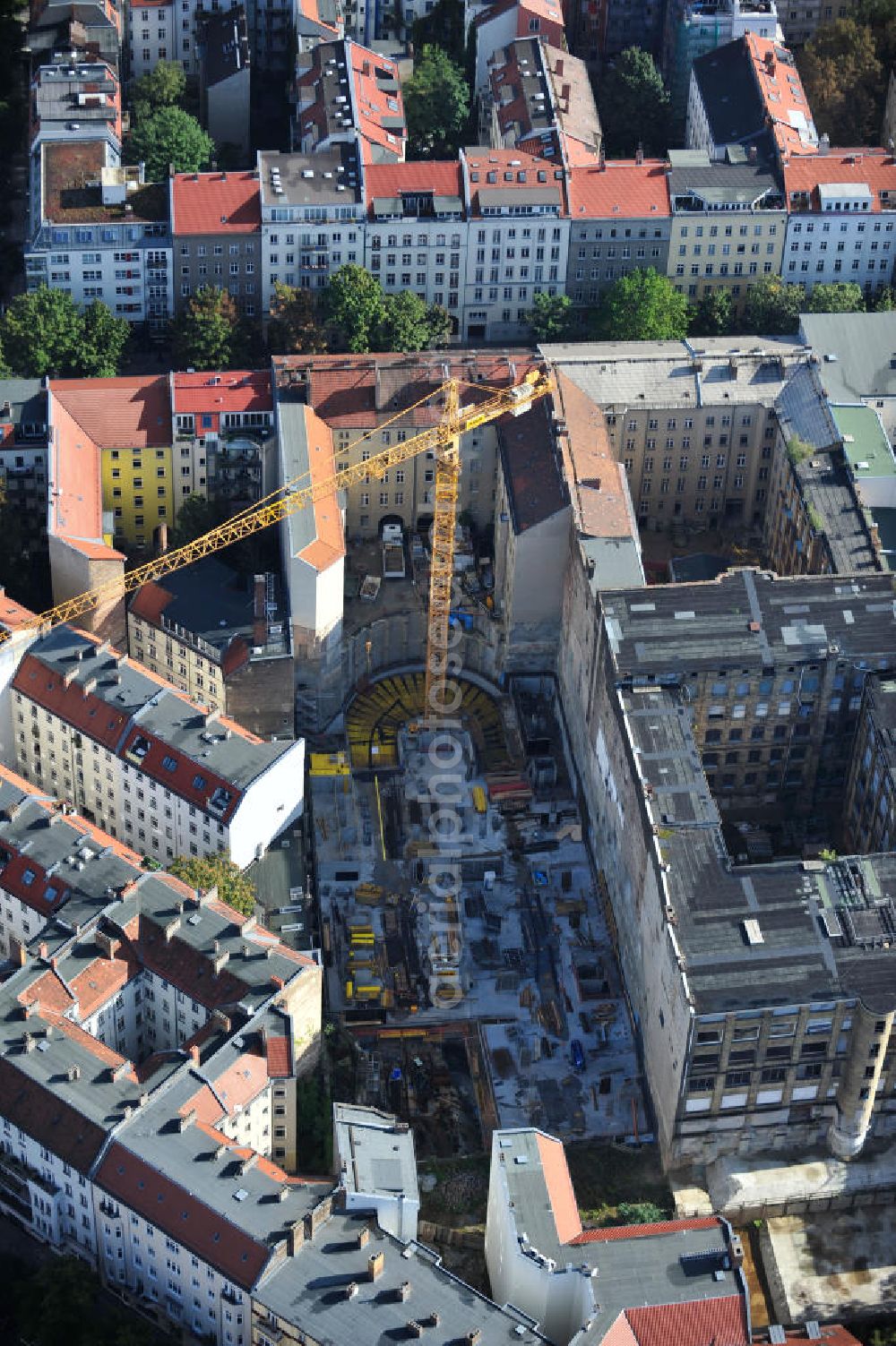 Aerial image Berlin - Baustelle vom Umbau des ehemaligen Secura-Werk für Fein- und Elektromechanik in der Fehrbelliner Straße 47-48, Berlin-Mitte. Es entstehen etwa 150 Wohnungen zwischen 31 - 297 qm. Ein Projekt der Licon Unternehmensgruppe. Building site from the renovation of the Secura plant for fine and electromechanics. About 150 dewellings between 31 - 297 square meter arise.