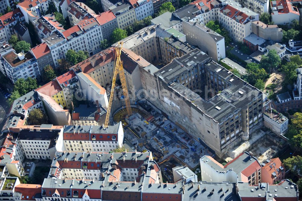 Aerial photograph Berlin - Baustelle vom Umbau des ehemaligen Secura-Werk für Fein- und Elektromechanik in der Fehrbelliner Straße 47-48, Berlin-Mitte. Es entstehen etwa 150 Wohnungen zwischen 31 - 297 qm. Ein Projekt der Licon Unternehmensgruppe. Building site from the renovation of the Secura plant for fine and electromechanics. About 150 dewellings between 31 - 297 square meter arise.