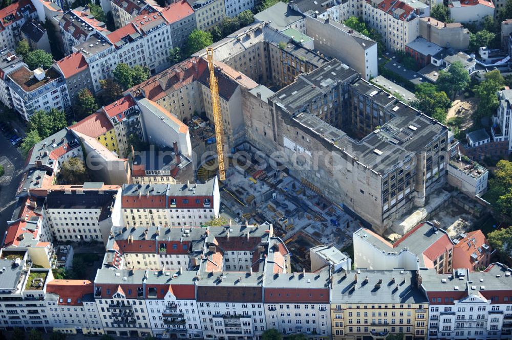 Berlin from above - Baustelle vom Umbau des ehemaligen Secura-Werk für Fein- und Elektromechanik in der Fehrbelliner Straße 47-48, Berlin-Mitte. Es entstehen etwa 150 Wohnungen zwischen 31 - 297 qm. Ein Projekt der Licon Unternehmensgruppe. Building site from the renovation of the Secura plant for fine and electromechanics. About 150 dewellings between 31 - 297 square meter arise.