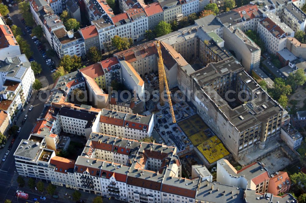 Berlin Mitte from above - Baustelle vom Umbau des ehemaligen Secura-Werk für Fein- und Elektromechanik in der Fehrbelliner Straße 47-48, Berlin-Mitte. Es entstehen etwa 150 Wohnungen zwischen 31 - 297 qm. Fehrbelliner Lofts ist ein Projekt der Licon Unternehmensgruppe. Building site from the renovation of the Secura plant for fine and electromechanics. About 150 dewellings between 31 - 297 square meter arise.