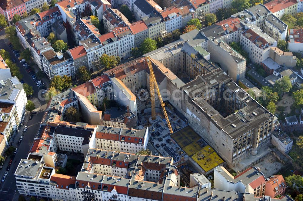 Berlin Mitte from the bird's eye view: Baustelle vom Umbau des ehemaligen Secura-Werk für Fein- und Elektromechanik in der Fehrbelliner Straße 47-48, Berlin-Mitte. Es entstehen etwa 150 Wohnungen zwischen 31 - 297 qm. Fehrbelliner Lofts ist ein Projekt der Licon Unternehmensgruppe. Building site from the renovation of the Secura plant for fine and electromechanics. About 150 dewellings between 31 - 297 square meter arise.