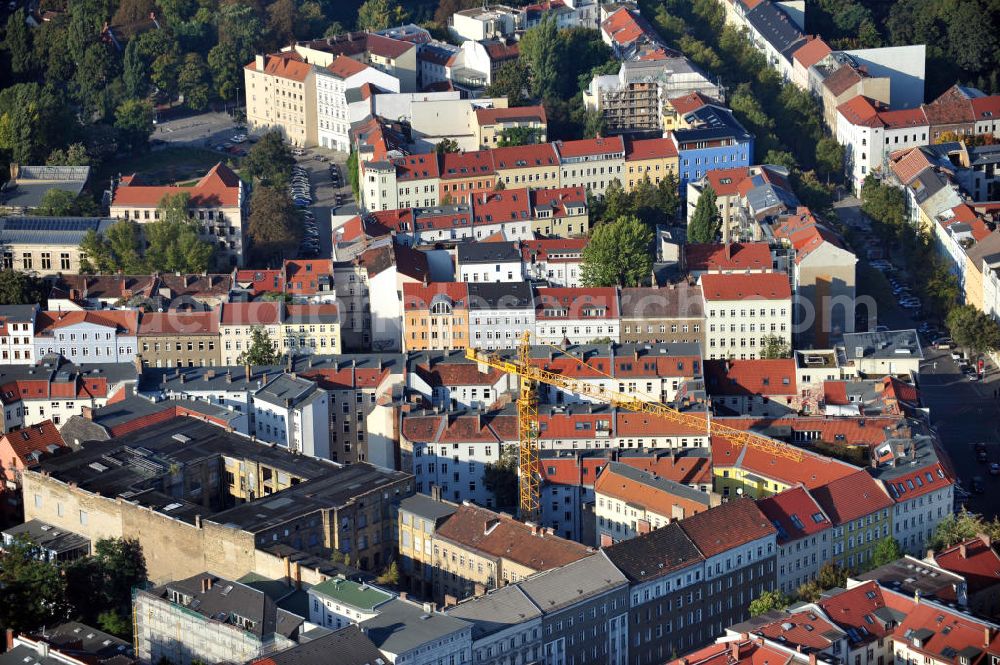 Aerial image Berlin Mitte - Baustelle vom Umbau des ehemaligen Secura-Werk für Fein- und Elektromechanik in der Fehrbelliner Straße 47-48, Berlin-Mitte. Es entstehen etwa 150 Wohnungen zwischen 31 - 297 qm. Fehrbelliner Lofts ist ein Projekt der Licon Unternehmensgruppe. Building site from the renovation of the Secura plant for fine and electromechanics. About 150 dewellings between 31 - 297 square meter arise.