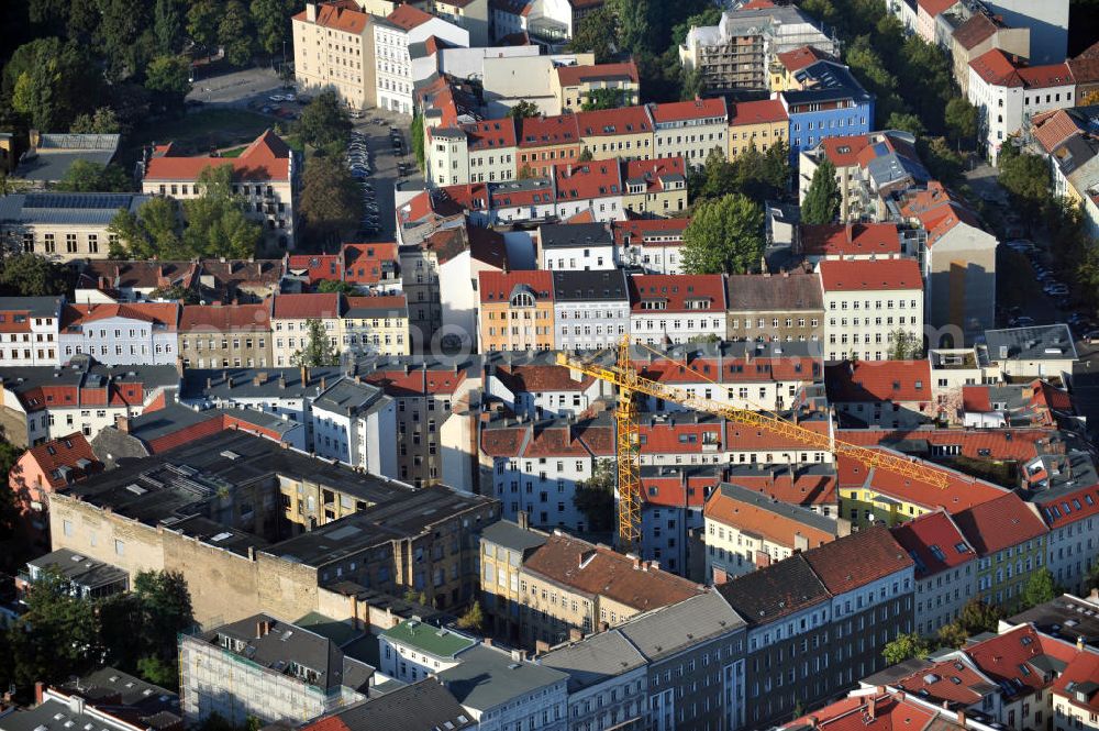 Aerial photograph Berlin Mitte - Baustelle vom Umbau des ehemaligen Secura-Werk für Fein- und Elektromechanik in der Fehrbelliner Straße 47-48, Berlin-Mitte. Es entstehen etwa 150 Wohnungen zwischen 31 - 297 qm. Fehrbelliner Lofts ist ein Projekt der Licon Unternehmensgruppe. Building site from the renovation of the Secura plant for fine and electromechanics. About 150 dewellings between 31 - 297 square meter arise.