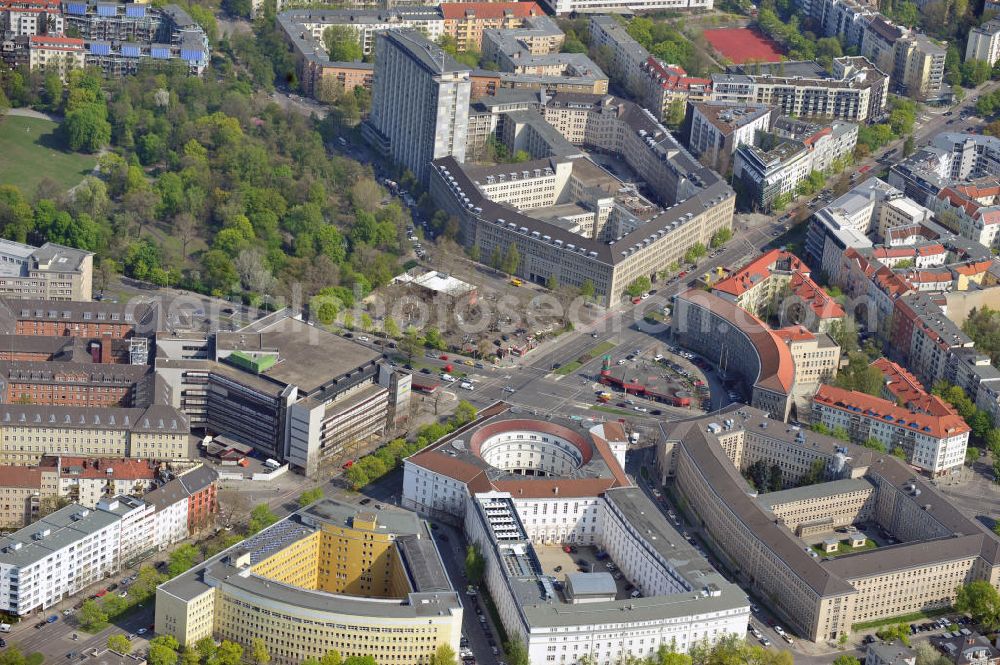 Berlin from above - Der Verkehrsknotenpunkt, Fehrbelliner Platz in Berlin-Wilmersdorf. Communications junction, Fehrbelliner Platz in the Berlin district Wilmersdorf.