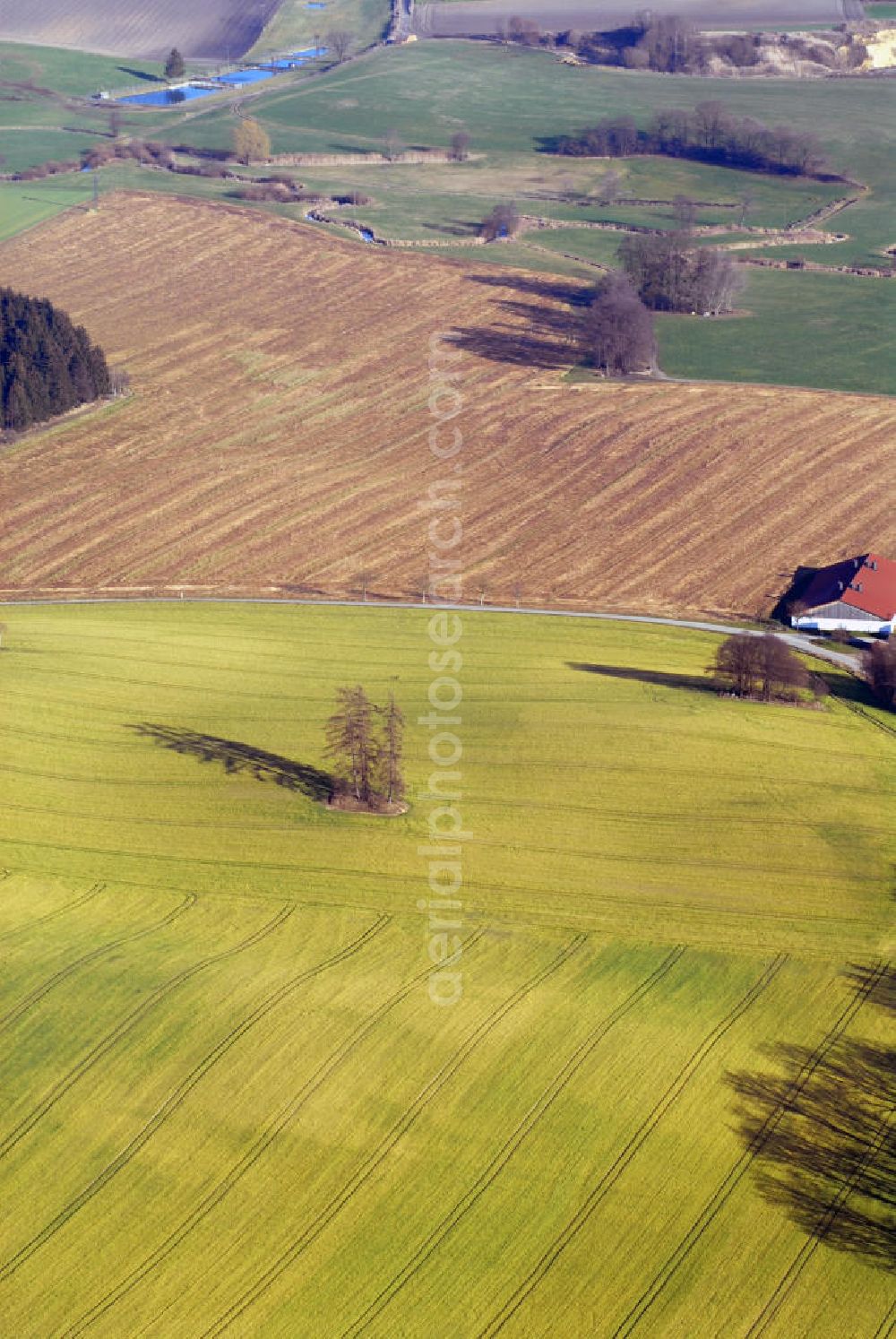 Aichach / OT Gallenbach from the bird's eye view: Blick auf ein Feld nahe dem Herrenhaus Windten bei Aichach. Aichach ist die Kreisstadt des schwäbischen Landkreises Aichach-Friedberg.