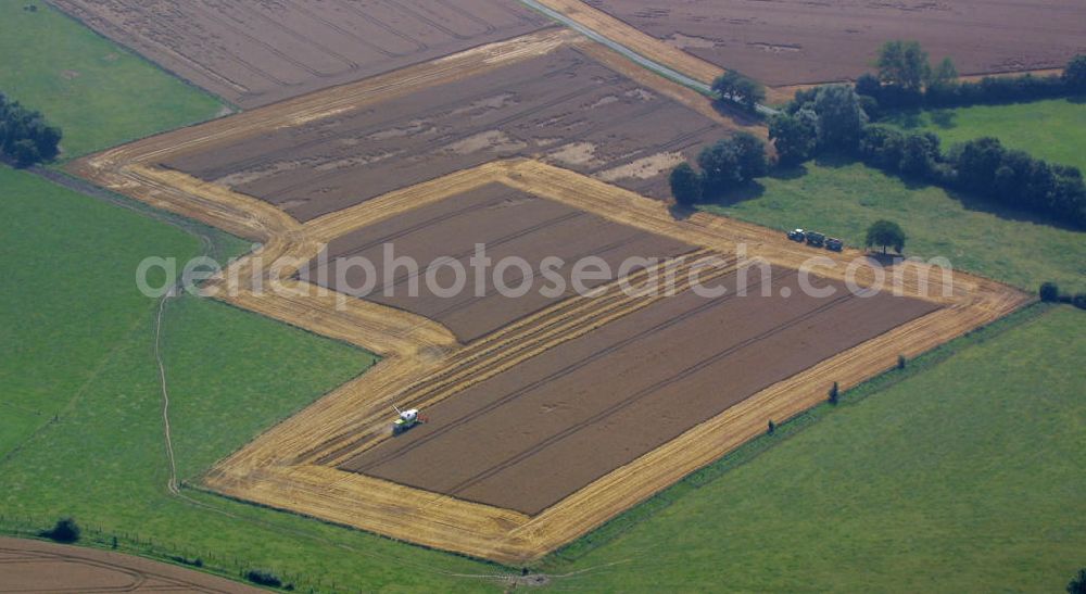 Bönen from above - Blick auf die Getreideernte Fliericher Feld bei Boenen in Nordrhein-Westfalen.