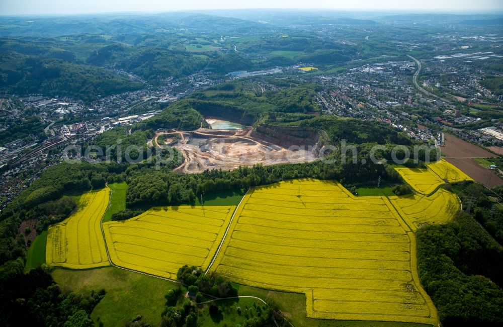 Aerial photograph Iserlohn - Field landscape yellow flowering rapeseed flowers in Letmathe in Iserlohn in the state North Rhine-Westphalia