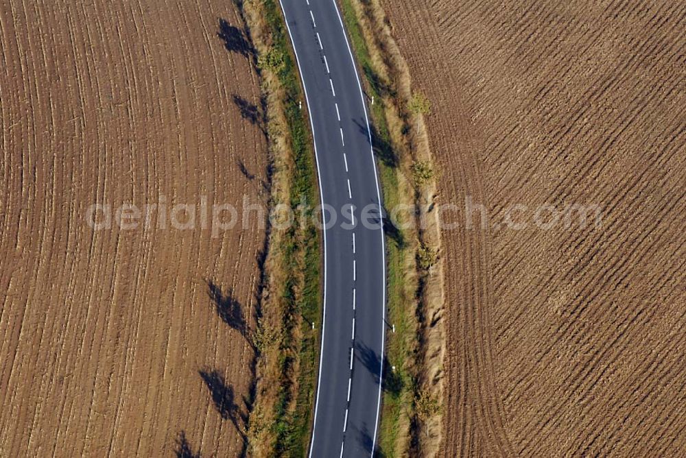 Aerial photograph Königerode - Blick auf die herbstlichen Felder an der B242 bei Königerode.