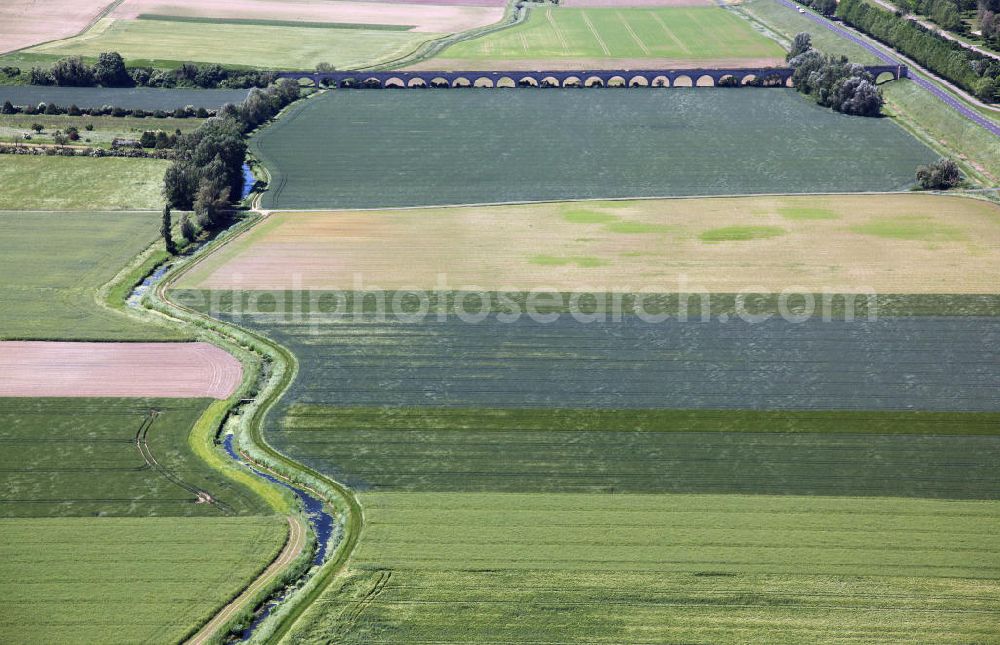 Menars from above - Felder mit einer ehemaligen Eisenbahnbrücke im Loiretal bei Menars im Departement Loir-et-Cher. Fields with a former rail bridge near by Menars in the Departement Loir-et-Cher.