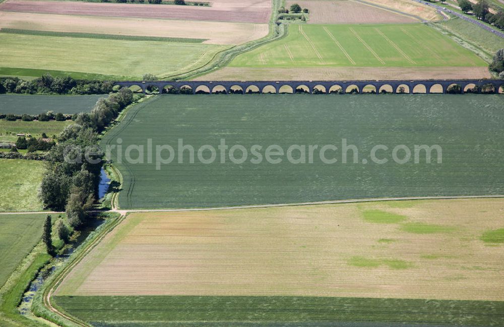 Menars from the bird's eye view: Felder mit einer ehemaligen Eisenbahnbrücke im Loiretal bei Menars im Departement Loir-et-Cher. Fields with a former rail bridge near by Menars in the Departement Loir-et-Cher.