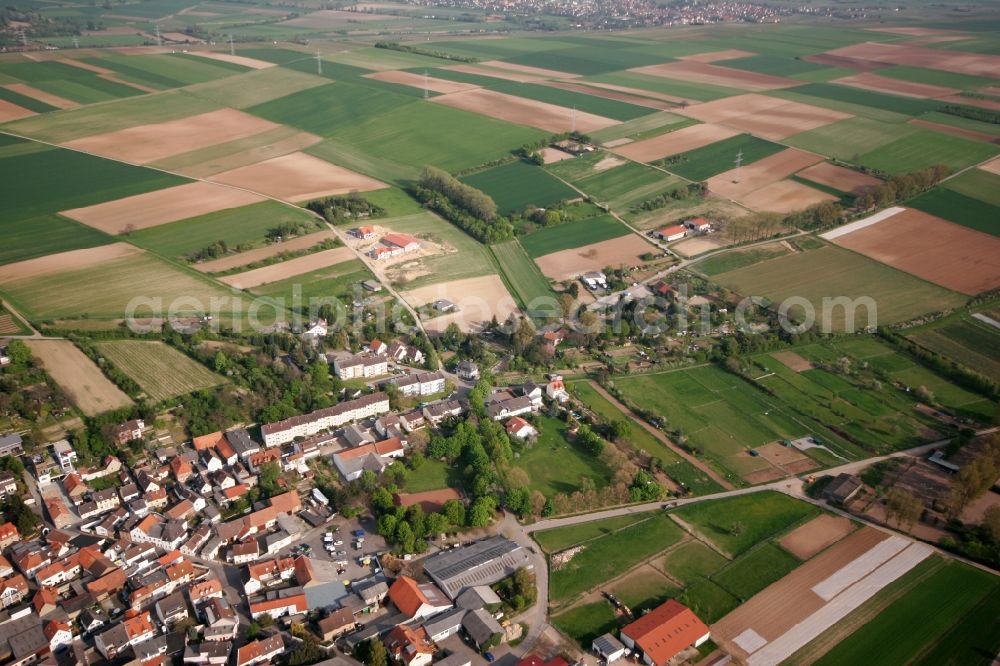 Mainz from above - Fields and agricultural land in the East of the Hechtsheim part in the city of Mainz in Rhineland-Palatinate. The district is located in the agriculturally informed South of the state capital and consists largely of residential estates and single family homes. Hechtsheim is the largest district of Mainz