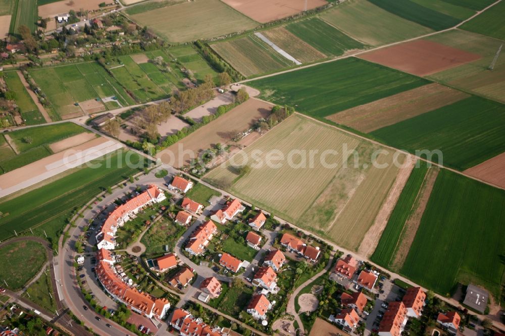 Mainz from the bird's eye view: Fields and agricultural land in the East of the Hechtsheim part in the city of Mainz in Rhineland-Palatinate. The district is located in the agriculturally informed South of the state capital and consists largely of residential estates and single family homes. Hechtsheim is the largest district of Mainz