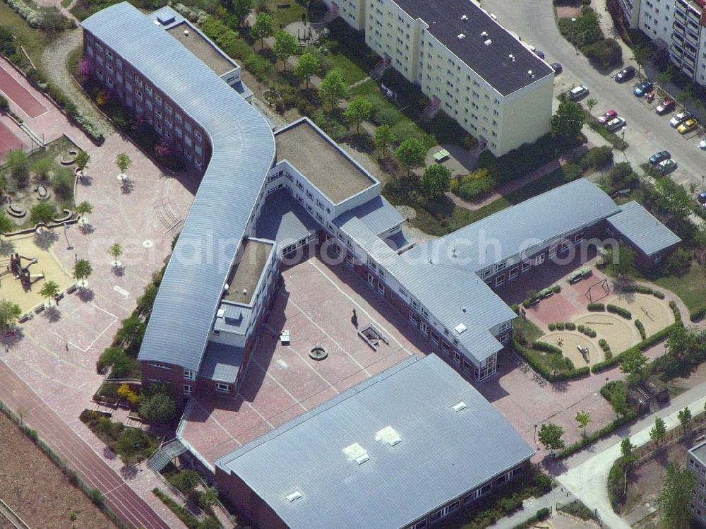 Aerial image Berlin-Hohenschönhausen - Feldmark-Grundschule mit offenem Ganztagsbetrieb an der Wartiner Straße 23, D-13057 Berlin,Telefon: 030 / 924 03 710,Telefax: 030 / 924 03 712,sekretariat@feldmark-grundschule.de,