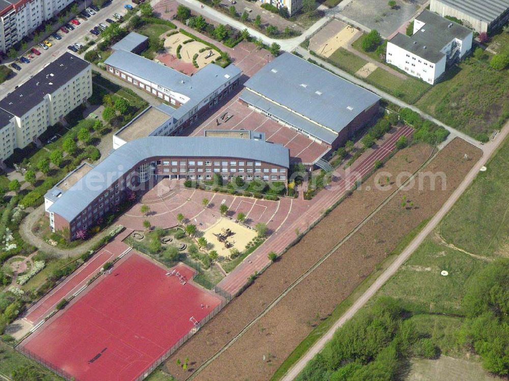 Berlin-Hohenschönhausen from above - Feldmark-Grundschule mit offenem Ganztagsbetrieb an der Wartiner Straße 23, D-13057 Berlin,Telefon: 030 / 924 03 710,Telefax: 030 / 924 03 712,sekretariat@feldmark-grundschule.de,