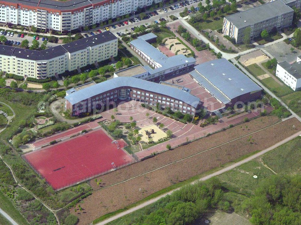 Berlin-Hohenschönhausen from the bird's eye view: Feldmark-Grundschule mit offenem Ganztagsbetrieb an der Wartiner Straße 23, D-13057 Berlin,Telefon: 030 / 924 03 710,Telefax: 030 / 924 03 712,sekretariat@feldmark-grundschule.de,