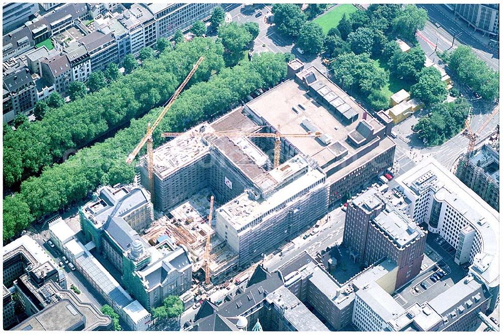 Düsseldorf from above - 06.07.2004 Feldmühleplatz, Am Feldmühleplatz 1 in Düsseldorf errichtet die Bauunternehmung Heitkamp GmbH den Rohbau eines Bürogebäudes mit Tiefgarage für die Feldmühleplatz 1 GmbH, eine Objektgesellschaft aus der IKB (Deutsche Industriebank AG) und der B. Voswinkel GmbH, beide Düsseldorf. Der Gebäudekomplex umfasst eine Bruttogeschossfläche von 40.500m² sowie 450 PKW-Stellplätze. Der Entwurf stammt von dem New Yorker Architektenbüro Richard Meier & Partners, die Ausführungsplanung wurde von RKW (Rohde, Kellermann, Warowsky) vorgenommen. Die Fertigstellung der Rohbauarbeiten ist nach einer Bauzeit von ca. einem Dreivierteljahr für ca. Mitte 2004 geplant.