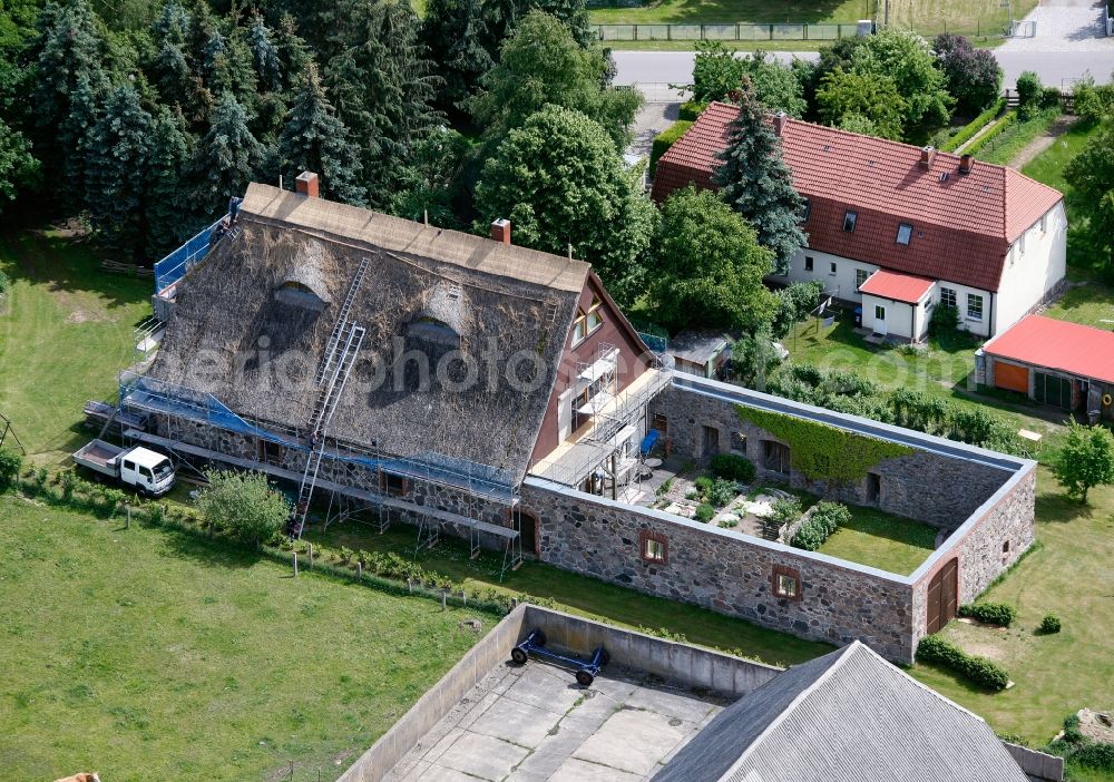 Aerial photograph Sietow - View of a field stone house in Sietow (village) in the state of Mecklenburg-Vorpommern. The front yard is surrounded by a wall of field stones