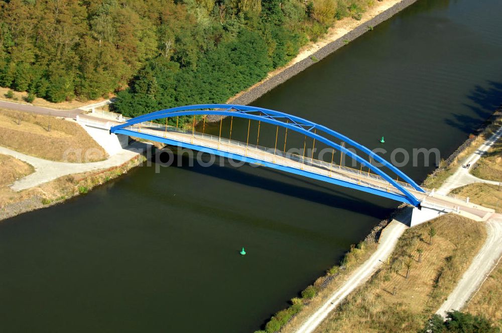 Aerial photograph Detershagen - Blick auf die Feldwegbrücke Niegripp-Detershagen. Die Brücke wurde im Jahr 2006 erbaut und überführt den Elbe-Havel-Kanal bei km 327,992. Ein Projekt des WSV: Wasserstraßen-Neubauamt Magdeburg, 39106 Magdeburg, Tel. +49(0)391 535-0, email: wna-magdeburg@wsv.bund.de