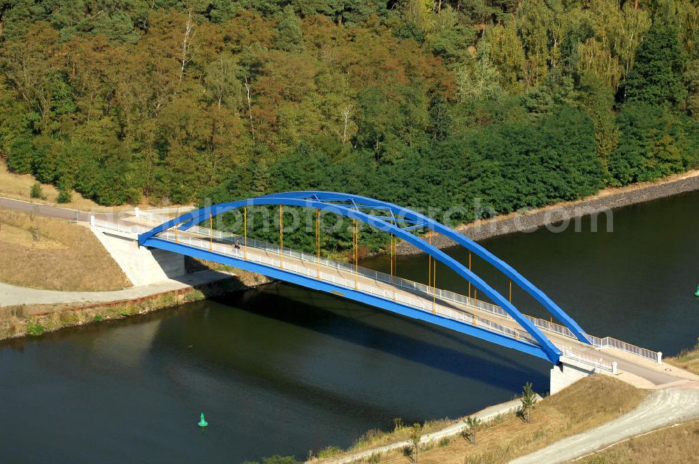 Detershagen from above - Blick auf die Feldwegbrücke Niegripp-Detershagen. Die Brücke wurde im Jahr 2006 erbaut und überführt den Elbe-Havel-Kanal bei km 327,992. Ein Projekt des WSV: Wasserstraßen-Neubauamt Magdeburg, 39106 Magdeburg, Tel. +49(0)391 535-0, email: wna-magdeburg@wsv.bund.de