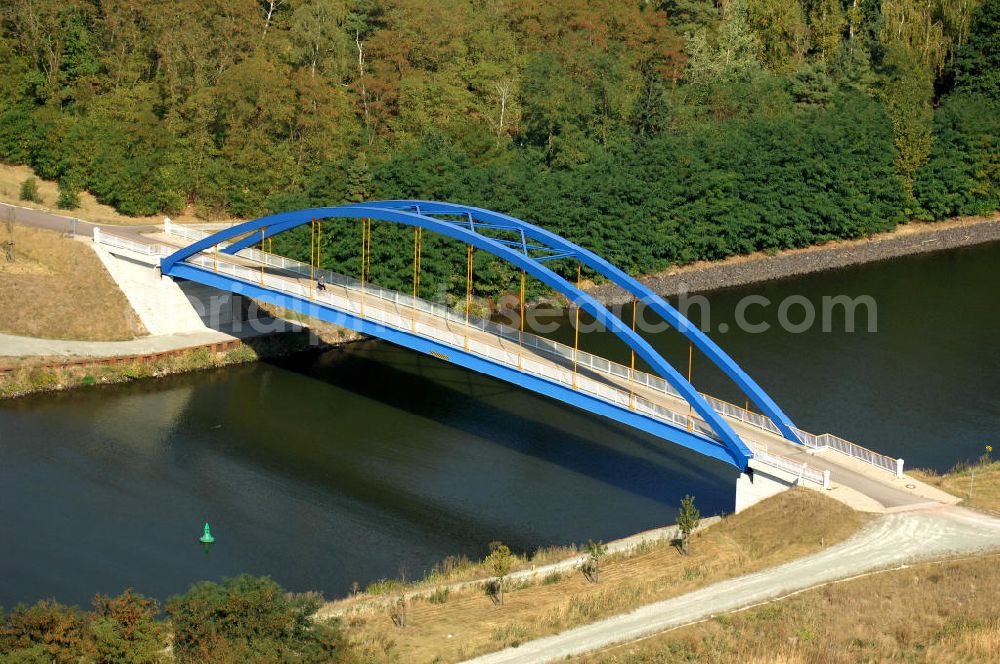 Detershagen from the bird's eye view: Blick auf die Feldwegbrücke Niegripp-Detershagen. Die Brücke wurde im Jahr 2006 erbaut und überführt den Elbe-Havel-Kanal bei km 327,992. Ein Projekt des WSV: Wasserstraßen-Neubauamt Magdeburg, 39106 Magdeburg, Tel. +49(0)391 535-0, email: wna-magdeburg@wsv.bund.de