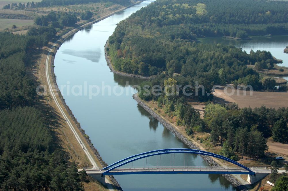 Burg from the bird's eye view: Blick auf die Feldwegbrücke Schartau Detershagen. Die Brücke wurde im Jahr 2005 erbaut und überführt den Elbe-Havel-Kanal