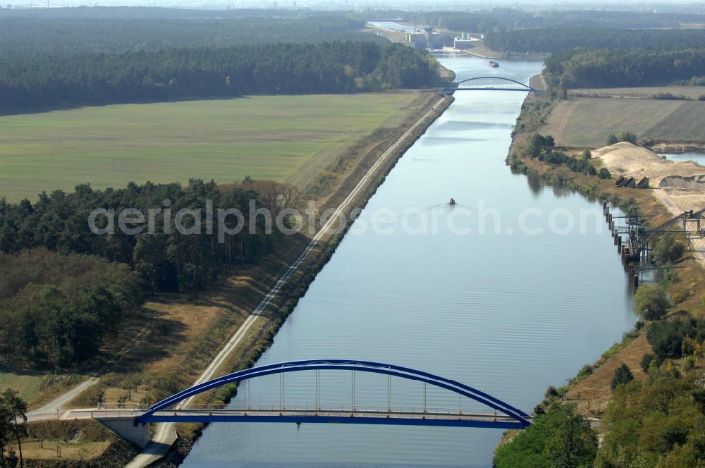 Burg from above - Blick auf die Feldwegbrücke Schartau Detershagen. Die Brücke wurde im Jahr 2005 erbaut und überführt den Elbe-Havel-Kanal