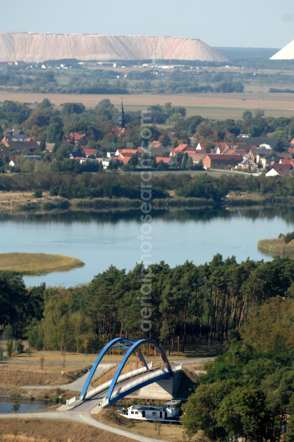 Burg from above - Blick auf die Feldwegbrücke Schartau Detershagen. Die Brücke wurde im Jahr 2005 erbaut und überführt den Elbe-Havel-Kanal