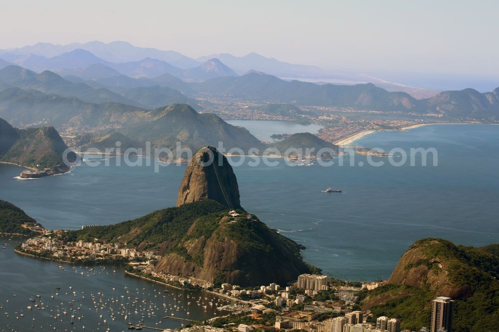 Aerial photograph Rio de Janeiro - Rock and mountain landscape Monumento Natural Dos Morros Do Pao De AcA?car e Da Urca in Rio de Janeiro in Brazil