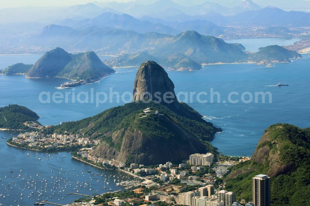 Aerial photograph Rio de Janeiro - Rock and mountain landscape Monumento Natural Dos Morros Do Pao De AcA?car e Da Urca in Rio de Janeiro in Brazil