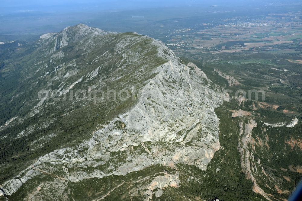 Aerial photograph Beaurecueil - Rock and mountain landscape Reserve Naturelle de Sainte-Victoire in Beaurecueil in Provence-Alpes-Cote d'Azur, France