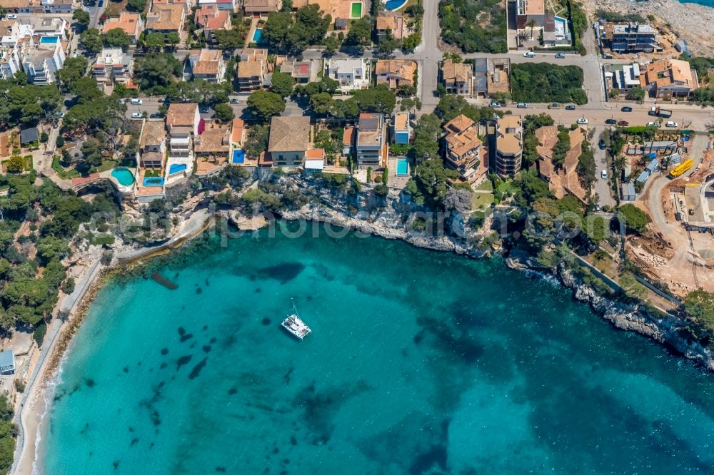 Aerial photograph Porto Cristo - Rock Coastline on the cliffs with holiday homes on Avinguda d'en Joan Amer in Porto Cristo in Balearic island of Mallorca, Spain