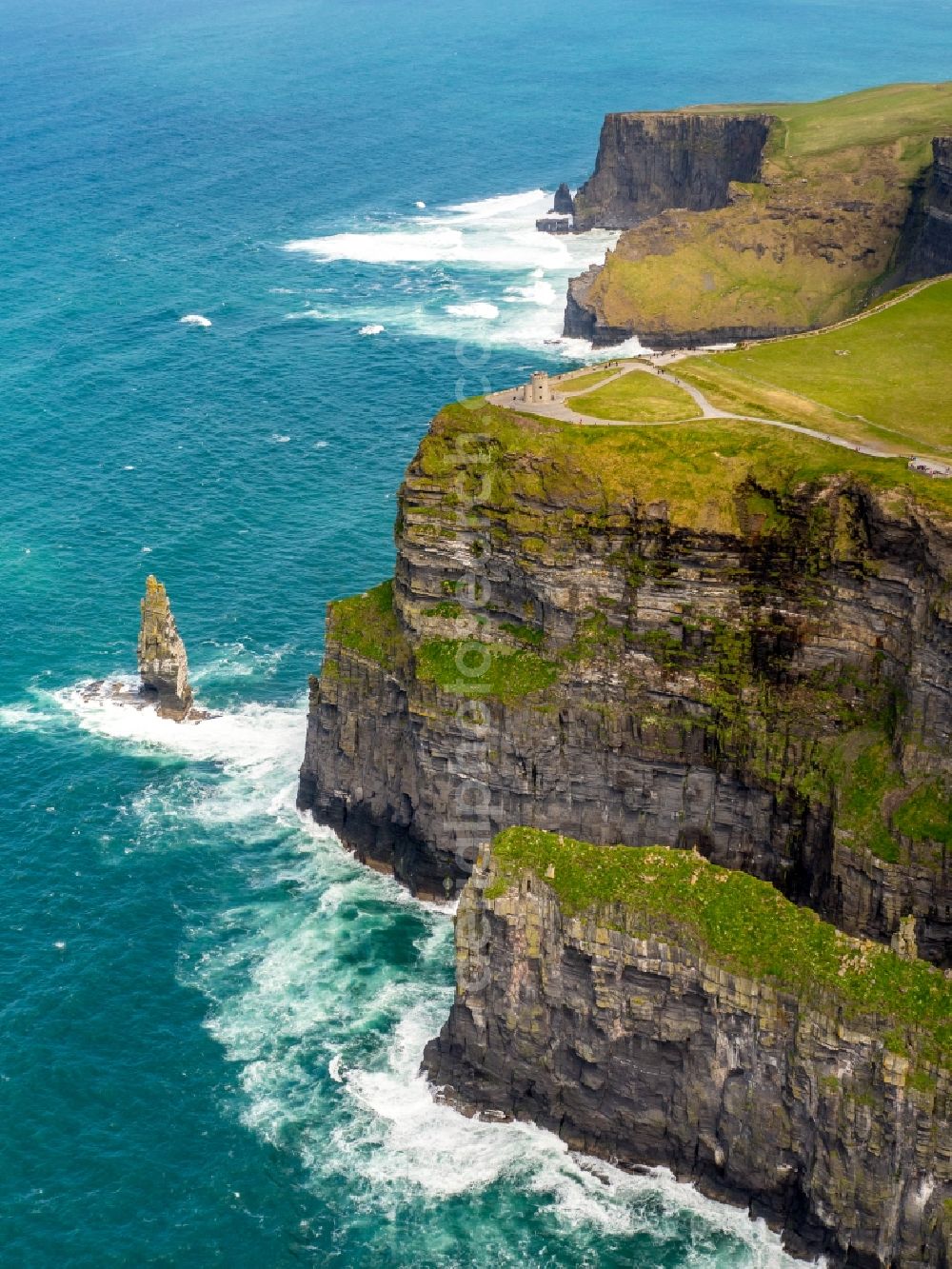 Moher from the bird's eye view: Rock Coastline on the cliffs Klippen von Moher in Moher in Clare, Ireland