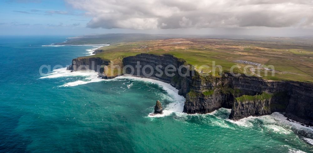 Moher from above - Rock Coastline on the cliffs Klippen von Moher in Moher in Clare, Ireland