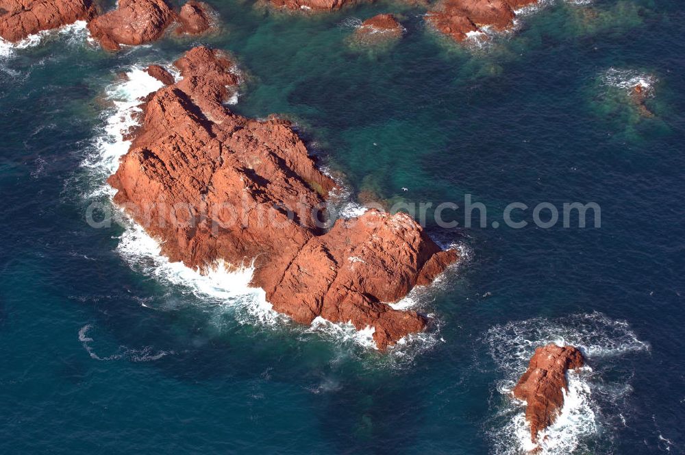 Agay from the bird's eye view: Blick auf Felsen im Mittelmeer in der Esterel-Region bei Agay an der Cote d' Azur in Frankreich.