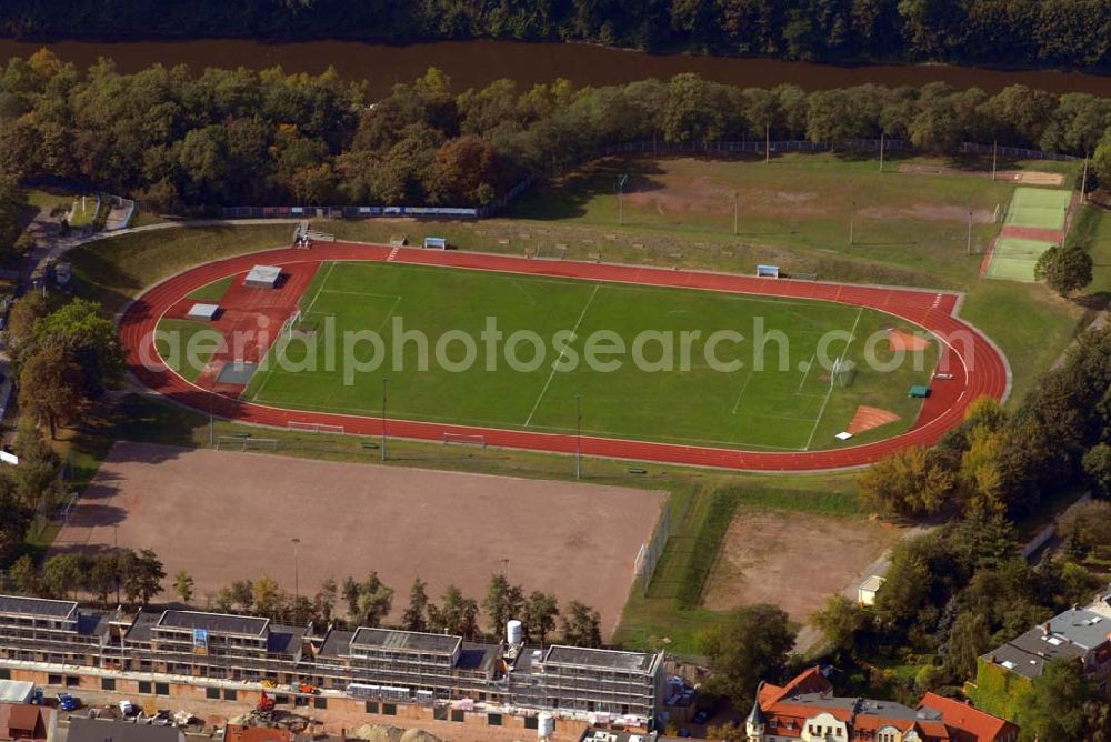 Halle from the bird's eye view: Blick auf den Felsensportplatz / Turbineplatz. Vereinsanlage von Turbine Halle e.V. Sportverein, zum Saaleblick 11/12 , 06114 Halle (Saale), Tel.: (03 45) 5 23 04 93