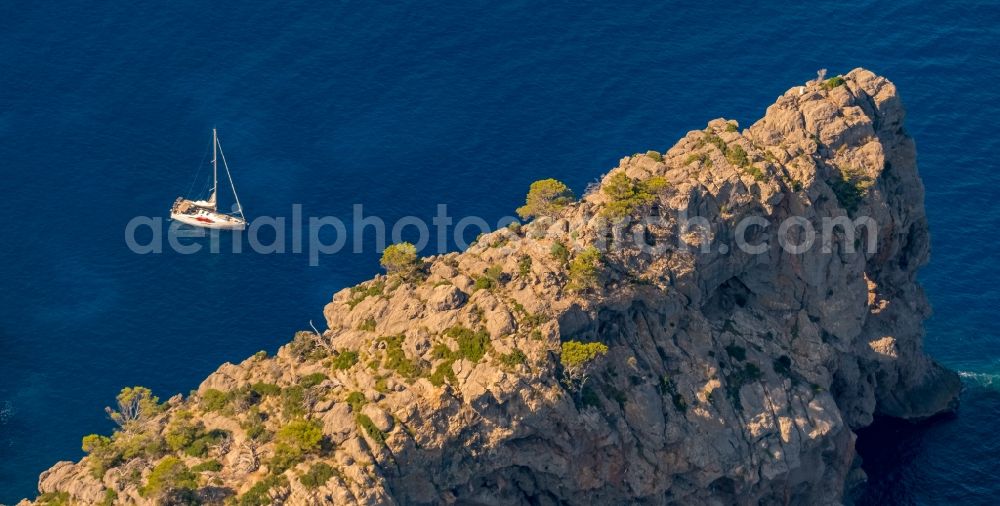 Aerial photograph Deia - Plateau in the water Landzunge Punta de Sa Foradada in Deia in Balearic island of Mallorca, Spain