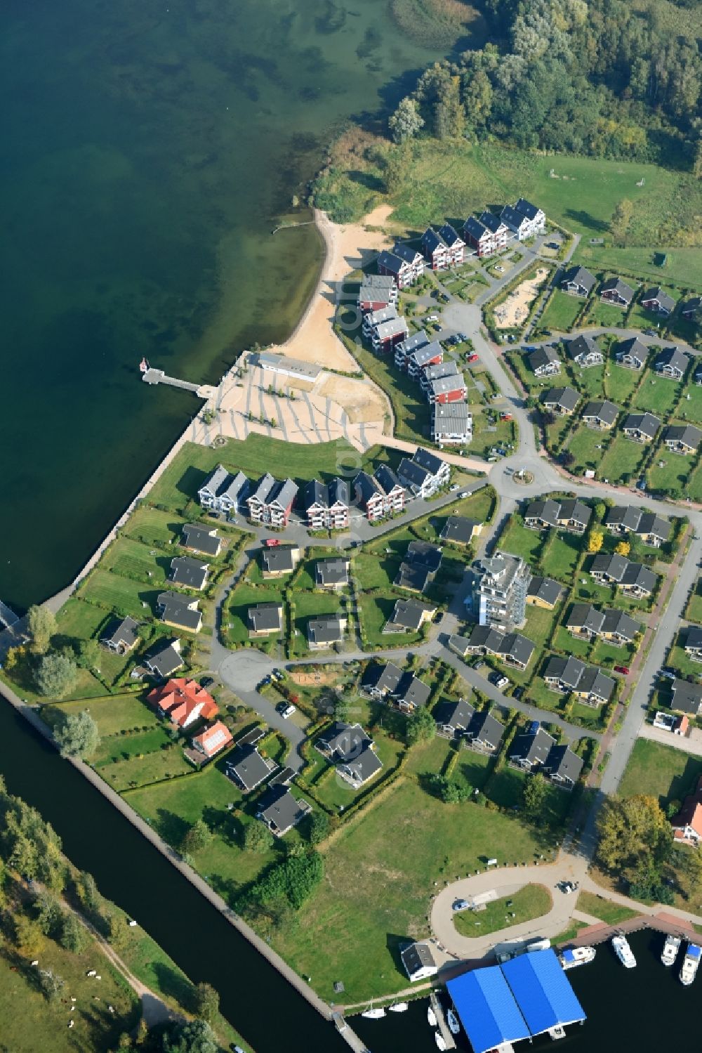 Aerial photograph Rechlin - Holiday house plant of the park Ferienpark Mueritz Am Hafendorf in the district Hafendorf in Rechlin in the state Mecklenburg - Western Pomerania, Germany