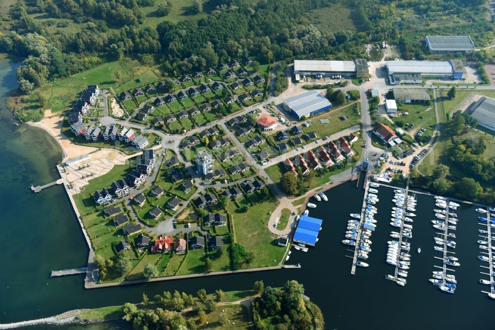 Rechlin from the bird's eye view: Holiday house plant of the park Ferienpark Mueritz Am Hafendorf in the district Hafendorf in Rechlin in the state Mecklenburg - Western Pomerania, Germany