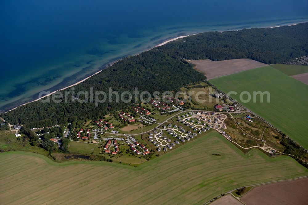 Dranske from the bird's eye view: Holiday house plant of the park Feriendorf on Bakenberg and Ferienparadies Rugana in the district Kreptitz in Dranske on the island of Ruegen in the state Mecklenburg - Western Pomerania, Germany