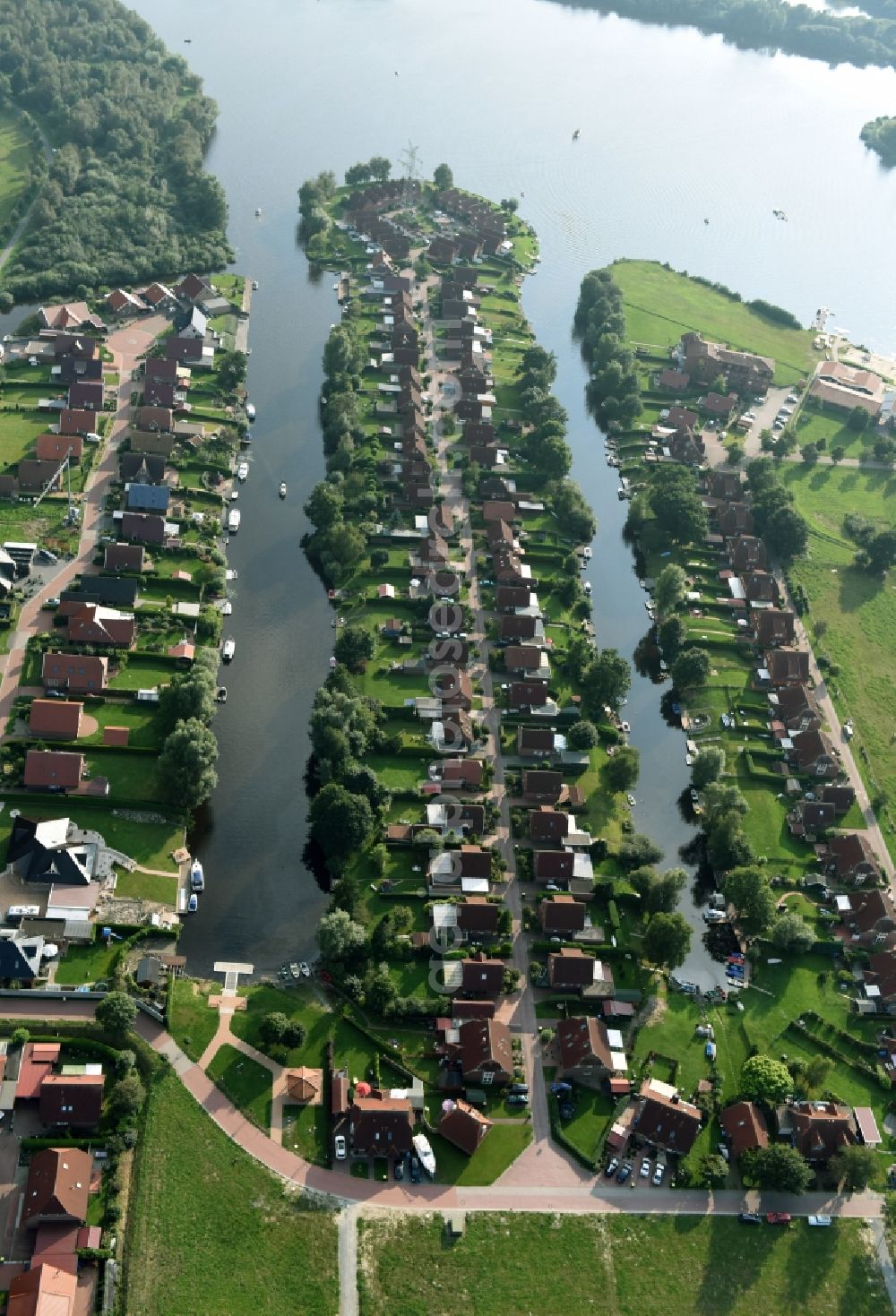 Aerial photograph Großefehn - Holiday house plant of the park at the lake timmeler sea with a bathing beach and meadows in Grossefehn in the state Lower Saxony