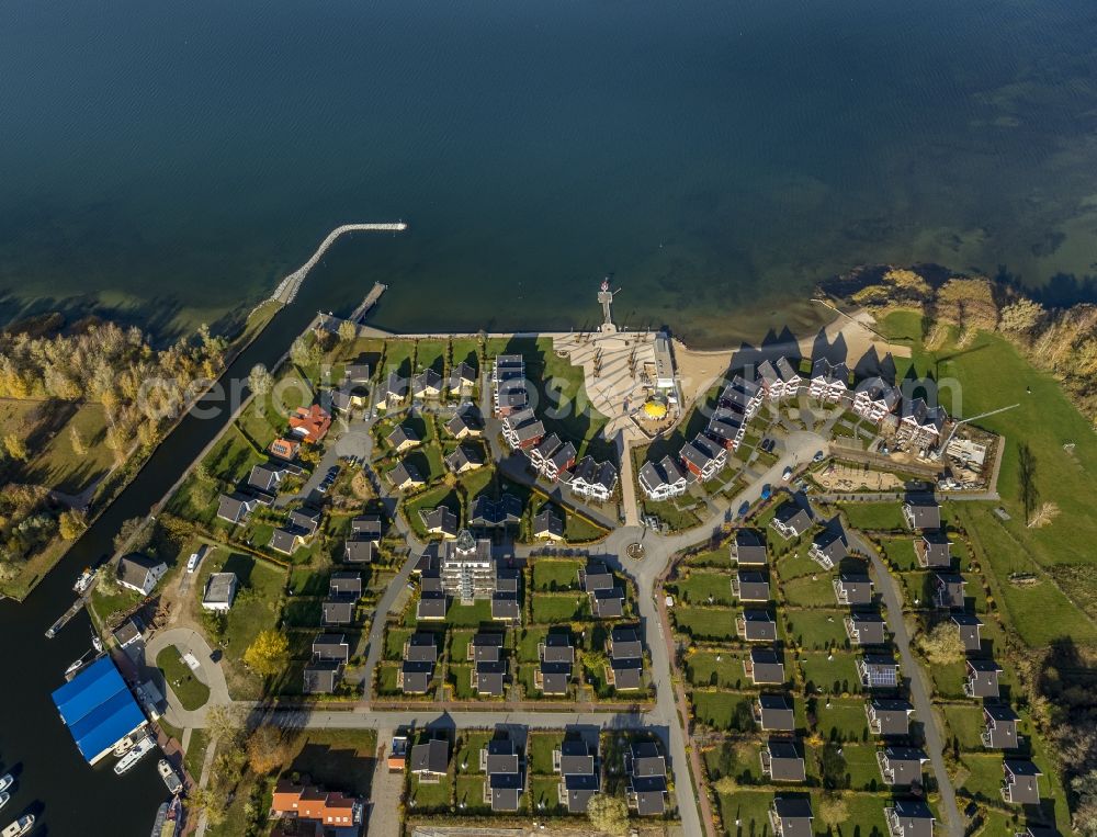 Aerial photograph Rechlin - Holiday House Park on the harbor village located between the shore of Lake Müritz and the Claassee in Rechlin in Mecklenburg - Western Pomerania