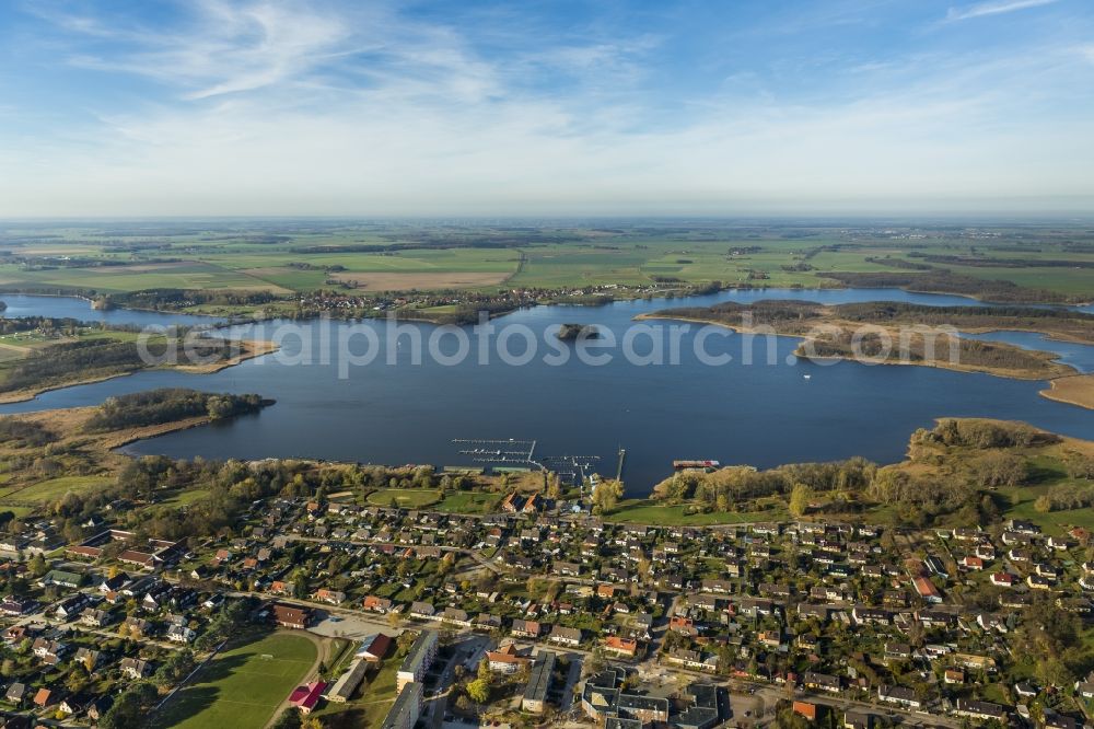 Aerial photograph Rechlin - Holiday House Park on the harbor village located between the shore of Lake Müritz and the Claassee in Rechlin in Mecklenburg - Western Pomerania