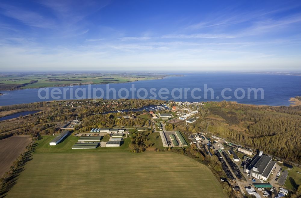 Aerial photograph Rechlin - Holiday House Park on the harbor village located between the shore of Lake Müritz and the Claassee in Rechlin in Mecklenburg - Western Pomerania