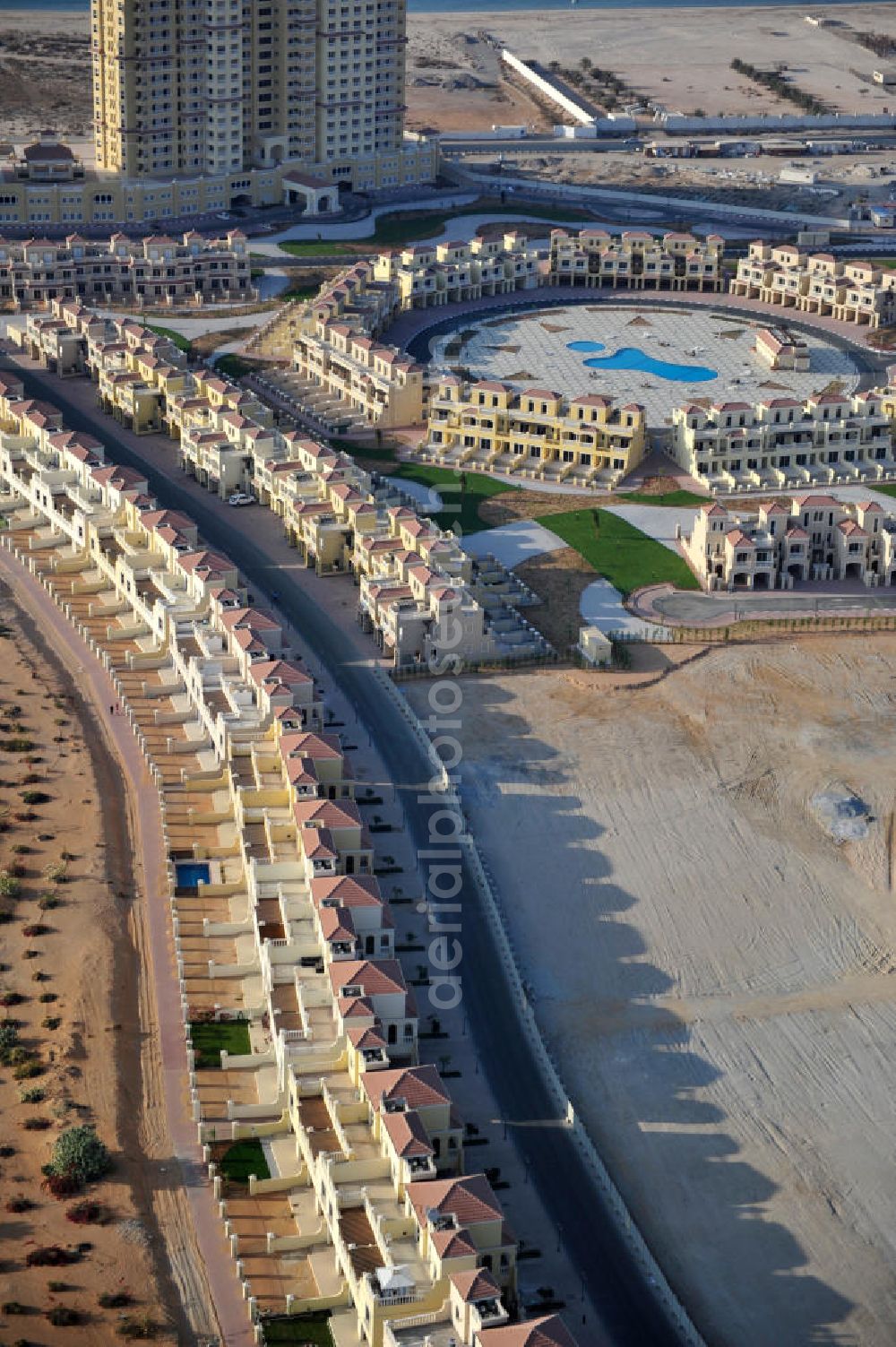 Aerial photograph Ras Al Khaimah - Settlement of Town House Type A in the arab emirate Ras Al Khaimah. The leisure residences are part of the Al Hamra Village Project, the second largest construction project of Ras Al Khaimah. The project is realized by the state-owned company Al Hamra Real Estate