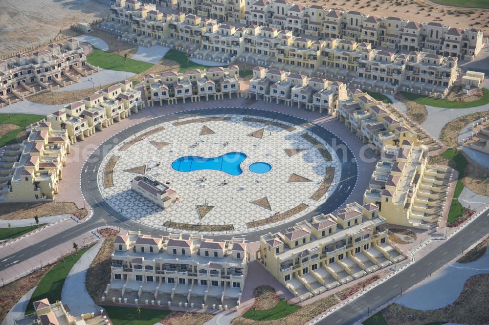 Aerial image Ras Al Khaimah - Settlement of Town House Type C leisure residences in the arab emirate Ras Al Khaimah. The leisure residences are part of the Al Hamra Village Project, the second largest construction project of Ras Al Khaimah. The project is realized by the state-owned company Al Hamra Real Estate