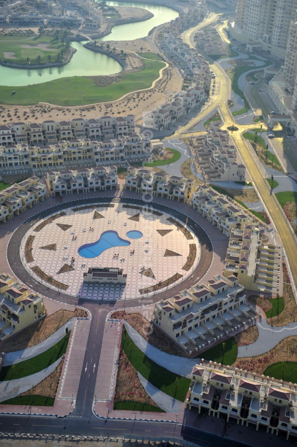 Aerial photograph Ras Al Khaimah - Settlement of Town House Type C leisure residences in the arab emirate Ras Al Khaimah. The leisure residences are part of the Al Hamra Village Project, the second largest construction project of Ras Al Khaimah. The project is realized by the state-owned company Al Hamra Real Estate