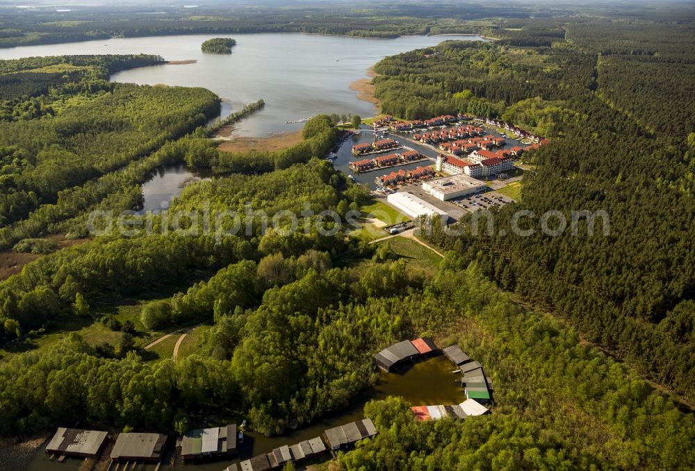 Aerial image Rheinsberg - Holiday homes / vacation houses in the harbour / harbor village at the street Kaistrasse at the lake Rheinsberger See near the town Rheinsberg in Brandenburg