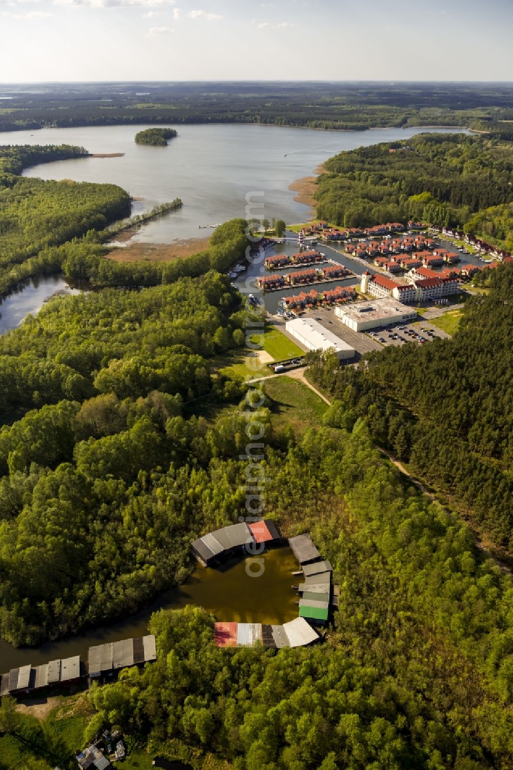 Aerial photograph Rheinsberg - Holiday homes / vacation houses in the harbour / harbor village at the street Kaistrasse at the lake Rheinsberger See near the town Rheinsberg in Brandenburg